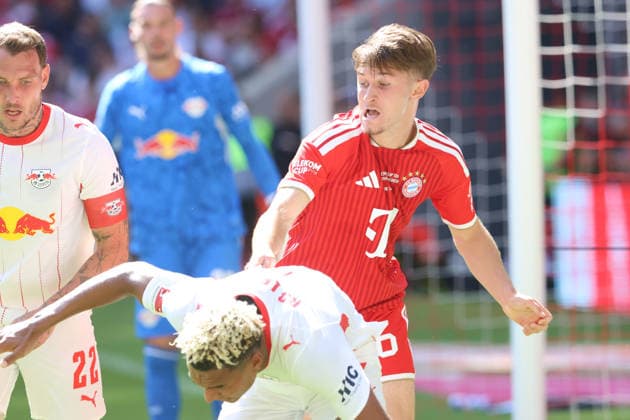 47 Tim Binder FCB) gegen 7 Antonio Nusa (RB Leipzig) Aktion, Zweikampf, Fussball Telekom Cup FC Bayern München - RB Leipzig 15.08.2025 Allianz Arena FOTO: Mladen Lackovic LakoPress *** 47 Tim Binder (FCB) vs. 7 Antonio Nusa (RB Leipzig) – Action, Tackle, Soccer, Telekom Cup, FC Bayern Munich, RB Leipzig, August 15, 2025, Allianz Arena. PHOTO: Mladen Lackovic, LakoPress