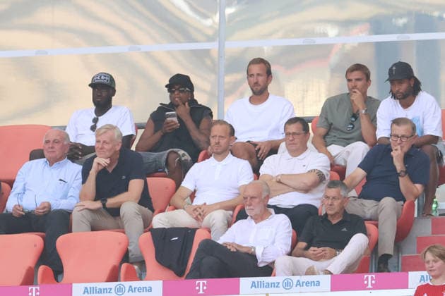 v.l. 2 Dayot Upamecano, 17 Michael Olise, 9 Harry Kane, 16 Joao Palhinha, 7 Serge Gnabry, Uli Hoeneß, Sponsor Max Viessmann, (FCB) Promi, Promis, Fussball Telekom Cup FC Bayern München - RB Leipzig 15.08.2025 Allianz Arena FOTO: Mladen Lackovic LakoPress *** v l 2 Dayot Upamecano, 17 Michael Olise, 9 Harry Kane, 16 Joao Palhinha, 7 Serge Gnabry, Uli Hoeneß, sponsor Max Viessmann, FCB Celebrities, Celebrities, Soccer Telekom Cup FC Bayern Munich RB Leipzig August 15, 2025 Allianz Arena PHOTO Mladen Lackovic LakoPress