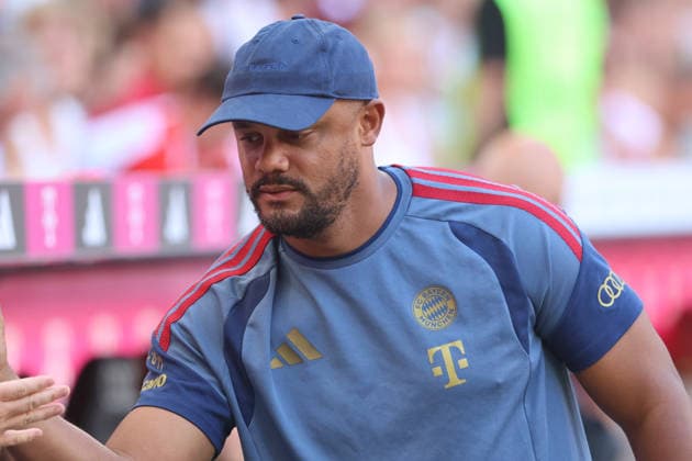 Trainer Vincent Kompany (FCB) Fussball Telekom Cup FC Bayern München - RB Leipzig 15.08.2025 Allianz Arena FOTO: Mladen Lackovic LakoPress *** Coach Vincent Kompany FCB Soccer Telekom Cup FC Bayern Munich RB Leipzig August 15, 2025 Allianz Arena PHOTO Mladen Lackovic LakoPress