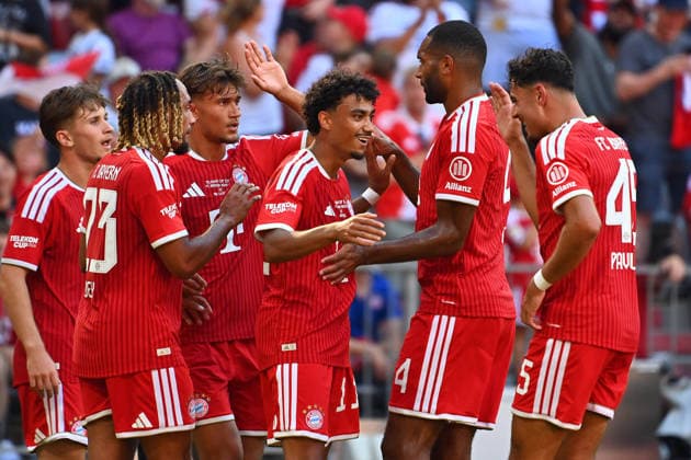 kollektiver Torjube um Nathaniel BROWN (Bayern Muenchen) nach Tor zum 2-1, Jubel,Freude,Begeisterung,Aktion, Fussball Telekom Cup FC Bayern Muenchen - RB Leipzig am 15.08.2025 , A L L I A N Z A R E N A. *** Collective goal celebration around Nathaniel BROWN of Bayern Munich after the goal that made it 2–1; celebration, joy, excitement, action, soccer; Telekom Cup: FC Bayern Munich vs. RB Leipzig on August 15, 2025, ALLIANZ ARENA