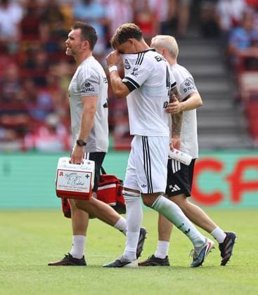 Robin Koch of Eintracht Frankfurt leaves the pitch with possible injury Brentford v Eintracht Frankfurt, Pre Season Friendly, Football, Gtech Community Stadium, London, UK - 15 Aug 2026London Gtech Community Stadium United Kingdom EDITORIAL USE ONLY No use with unauthorised audio, video, data, fixture lists, club league logos or live services. Online in-match use limited to 120 images, no video emulation. No use in betting, games or single club league player publications.  Copyright: xMichaelxZemanek Shutterstockx 17070130w