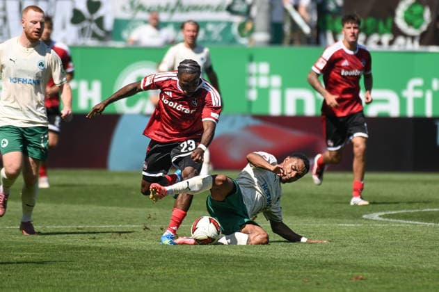 277th Frankenderby: SpVgg Greuther Fuerth vs. 1.FC Nuernberg Football, 2nd Bundesliga 277th Frankenderby: SpVgg Greuther Fuerth vs. 1.FC Nürnberg 15 Aug 2026 Sportpark Ronhof Thomas Sommer, Fuerth, Germany Image: Mohamed Ali Zoma (Nürnberg) gering dispossessed by Sacha BansÃ (Fürth). DFL regulations prohibit any use of photographs as image sequences and or quasi-video Copyright: xPresseFotoxEvansx xRyanxEvansx