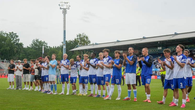 15.08.2026, Hänsch-Arena, Meppen, GER, 3. Liga, 2. Spieltag: SV Meppen vs SG Sonnenhof Großaspach, Applaus der Meppener Spieler für die Fans DFL REGULATIONS PROHIBIT ANY USE OF PHOTOGRAPHS AS IMAGE SEQUENCES AND OR QUASI-VIDEO. Meppen Niedersachsen Hänsch-Arena *** August 15, 2026, Hänsch Arena, Meppen, GER, 3rd Division, Matchday 2: SV Meppen vs. SG Sonnenhof Großaspach, Meppen players applauding the fans. DFL REGULATIONS PROHIBIT ANY USE OF PHOTOGRAPHS AS IMAGE SEQUENCES AND OR QUASI-VIDEO. Meppen, Lower Saxony, Hänsch Arena