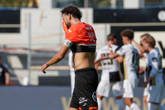 Im Bild: Enttaeuschung nach dem Tor zum 4:1 bei Montassar Talbi (FC Lorient, 3) und Jubel bei den Elversbergern im Hintergrund. 15.08.2026, 1. Bundesliga, Testspiel, SV 07 Elversberg - FC Lorient, Deutschland, Spiesen-Elversberg, URSAPHARM-Arena, DFL REGULATIONS PROHIBIT ANY USE OF PHOTOGRAPHS AS IMAGE SEQUENCES AND OR QUASI-VIDEO. *** Pictured: Disappointment after the goal that made the score 4–1 for Montassar Talbi FC Lorient, 3, and celebration among the Elversberg players in the background, August 15, 2026, 1st Bundesliga, Friendly Match, SV 07 Elversberg vs. FC Lorient, Germany, Spiesen Elversberg, URSAPHARM Arena, DFL REGULATIONS PROHIBIT ANY USE OF PHOTOGRAPHS AS IMAGE SEQUENCES AND OR QUASI-VIDEO Copyright: HMBxMedia xJulienxBecker