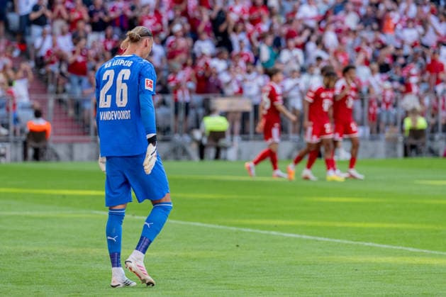 Maarten Vandevoordt (Torwart, RB Leipzig, 26) ist bedient, waehrend die Bayern im Hintergrund das Tor von Nathaniel Brown (FC Bayern Muenchen, 11) zum 2:1 feiern GER, FC Bayern Muenchen vs. RB Leipzig, Fussball, Telekom-Cup, Testspiel, Spielzeit 2026 2027, 15.08.2026 (DFL DFB REGULATIONS PROHIBIT ANY USE OF PHOTOGRAPHS as IMAGE SEQUENCES and or QUASI-VIDEO). Foto: HMB Media Heike Feiner *** Maarten Vandevoordt, goalkeeper for RB Leipzig, 26, is fed up, while Bayern players in the background celebrate Nathaniel Brown’s goal for FC Bayern Munich, 11, making the score 2–1 (GER), FC Bayern Munich vs. RB Leipzig, Soccer, Telekom Cup, Friendly Match, 2026–2027 Season, August 15, 2026 DFL DFB REGULATIONS PROHIBIT ANY USE OF PHOTOGRAPHS as IMAGE SEQUENCES and or QUASI-VIDEO Photo: HMB Media, Heike Feiner Copyright: HMBxMedia HeikexFeiner