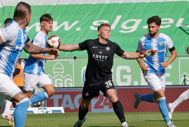 CFC vs FC Erzgebirge Aue 15.08.2026 Chemnitz, eins Stadion- An der Gellertstrasse, Fussball, Regionalliga Nordost 2026 2027, 5. Spieltag , CFC, CFC vs FC Erzgebige Aue Aue- Torwart Max Uhlig in Aktion Chemnitz Sachsen BRD *** CFC vs. FC Erzgebirge Aue, August 15, 2026, Chemnitz, eins Stadium on Gellertstrasse, Sports, Soccer, Northeast Regional League 2026–2027, Matchday 5, CFC, CFC vs. FC Erzgebirge Aue – Aue goalkeeper Max Uhlig in action, Chemnitz, Saxony, Germany