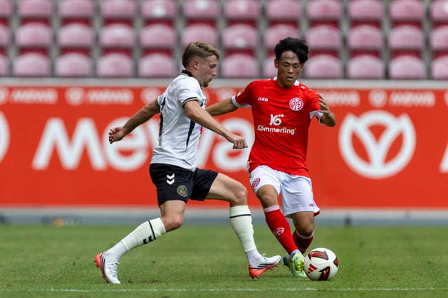 GER, Mainz, Fussball, Testspiel, FSV Mainz 05 vs. AFC Bournemouth im Bild v.l.: Adrien Truffert (AFC Bournemouth 03), Taiyu Yamasaki (FSV Mainz 05 36), Zweikampf 15.08.2026, MEWA-Arena Mainz DFL DFB REGULATIONS PROHIBIT ANY USE OF PHOTOGRAPHS AS IMAGE SEQUENCES AND OR QUASI-VIDEO, *** GER, Mainz, Soccer, Friendly Match, FSV Mainz 05 vs. AFC Bournemouth (pictured, from left): Adrien Truffert (AFC Bournemouth 03), Taiyu Yamasaki (FSV Mainz 05 36), Tackle, August 15, 2026, MEWA Arena, Mainz. DFL and DFB regulations prohibit any use of photographs as image sequences and or quasi-video, Copyright: HMBxMedia PaulxFritz