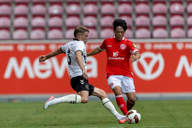 GER, Mainz, Fussball, Testspiel, FSV Mainz 05 vs. AFC Bournemouth im Bild v.l.: Adrien Truffert (AFC Bournemouth 03), Taiyu Yamasaki (FSV Mainz 05 36), Zweikampf 15.08.2026, MEWA-Arena Mainz DFL DFB REGULATIONS PROHIBIT ANY USE OF PHOTOGRAPHS AS IMAGE SEQUENCES AND OR QUASI-VIDEO, *** GER, Mainz, Soccer, Friendly Match, FSV Mainz 05 vs. AFC Bournemouth (pictured, from left): Adrien Truffert (AFC Bournemouth 03), Taiyu Yamasaki (FSV Mainz 05 36), Tackle, August 15, 2026, MEWA Arena, Mainz. DFL and DFB regulations prohibit any use of photographs as image sequences and or quasi-video, Copyright: HMBxMedia PaulxFritz