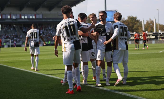 15.08.2026, Fussball, Herren, Testspiel, Saison 2026 2027, SV 07 Elversberg - FC Lorient, Torjubel der SV 07 Elversberg nach dem Tor zum 2:1 durch Noah Darvich (SV 07 Elversberg) Elversberg Ursapharm-Arena an der Kaiserlinde Saarland Deutschland (DEU) *** August 15, 2026, Soccer, Men s, Friendly, 2026–2027 Season, SV 07 Elversberg vs. FC Lorient, SV 07 Elversberg celebrates after Noah Darvich scores the 2–1 goal; SV 07 Elversberg, Ursapharm Arena at the Kaiserlinde, Saarland, Germany (DEU) Copyright: xFabianxKleerx