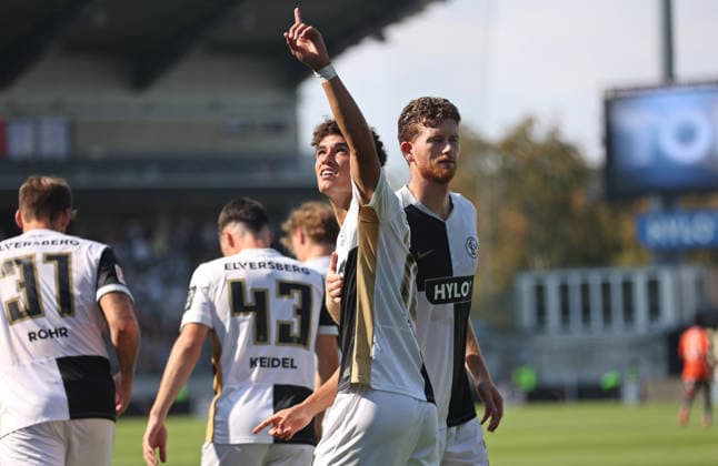 15.08.2026, Fussball, Herren, Testspiel, Saison 2026 2027, SV 07 Elversberg - FC Lorient, Noah Darvich (SV 07 Elversberg) bejubelt sein Tor zum 2:1, Torjubel Elversberg Ursapharm-Arena an der Kaiserlinde Saarland Deutschland (DEU) *** August 15, 2026, Soccer, Men s, Friendly Match, 2026–2027 Season, SV 07 Elversberg vs. FC Lorient, Noah Darvich of SV 07 Elversberg celebrates his goal to make it 2–1, goal celebration at the Ursapharm Arena in Kaiserlinde, Saarland, Germany (DEU) Copyright: xFabianxKleerx