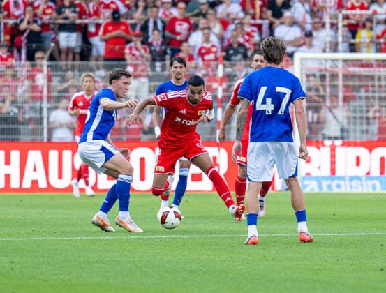 Fußball, Herren, Saison 2026 2027, Testspiel, 1. FC Union Berlin - Ipswich Town, v. l. Dara O Shea (Ipswich), Livan Burcu (1. FC Union Berlin), Jack Clarke (Ipswich), 15.08.2026, *** Soccer, Men s, 2026–2027 Season, Friendly Match, 1. FC Union Berlin vs. Ipswich Town, from left: Dara O Shea (Ipswich), Livan Burcu (1. FC Union Berlin), Jack Clarke (Ipswich), August 15, 2026, Copyright: xSebastianxRäppold MatthiasxKochx