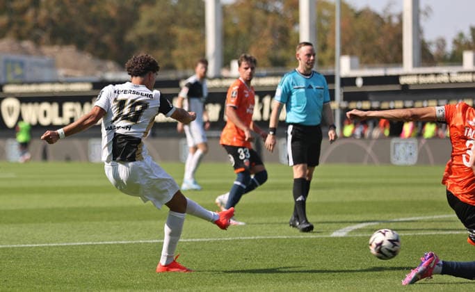 15.08.2026, Fussball, Herren, Testspiel, Saison 2026 2027, SV 07 Elversberg - FC Lorient, Noah Darvich (SV 07 Elversberg) zieht ab und erzielt das Tor zum 2:1 Elversberg Ursapharm-Arena an der Kaiserlinde Saarland Deutschland (DEU) *** August 15, 2026, Soccer, Men s, Friendly, 2026–2027 Season, SV 07 Elversberg vs. FC Lorient, Noah Darvich: SV 07 Elversberg pulls away and scores the goal to make it 2–1 at the Elversberg Ursapharm Arena on Kaiserlinde Street, Saarland, Germany (DEU) Copyright: xFabianxKleerx