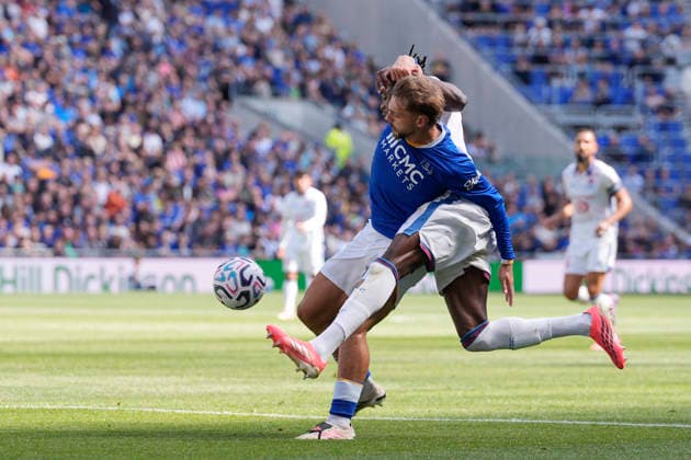 Everton v LOSC, Pre-Season Friendly Nathan Ngoy of Lille OSC fouls Kiernan Dewsbury-Hall of Everton during the Everton v LOSC Pre-Season Friendly match at the Hill Dickinson Stadium, Liverpool, England on 15 August 2026 Credit: Steve Flynn Every Second Media Editorial use only. All images are copyright Every Second Media Limited. No images may be reproduced without prior permission. Copyright: xIMAGO EveryxSecondxMediax ESM-2091-0035 StevexFlynnx xEveryxSecondxMediax