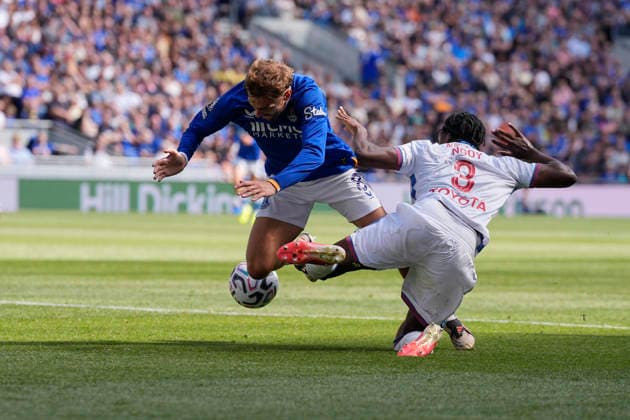 Everton v LOSC, Pre-Season Friendly Nathan Ngoy of Lille OSC fouls Kiernan Dewsbury-Hall of Everton during the Everton v LOSC Pre-Season Friendly match at the Hill Dickinson Stadium, Liverpool, England on 15 August 2026 Credit: Steve Flynn Every Second Media Editorial use only. All images are copyright Every Second Media Limited. No images may be reproduced without prior permission. Copyright: xIMAGO EveryxSecondxMediax ESM-2091-0036 StevexFlynnx xEveryxSecondxMediax