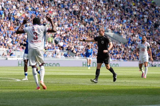Everton v LOSC, Pre-Season Friendly Referee, Peter Bankes signals for a penalty after Nathan Ngoy of Lille OSC fouls Kiernan Dewsbury-Hall of Everton during the Everton v LOSC Pre-Season Friendly match at the Hill Dickinson Stadium, Liverpool, England on 15 August 2026 Credit: Steve Flynn Every Second Media Editorial use only. All images are copyright Every Second Media Limited. No images may be reproduced without prior permission. Copyright: xIMAGO EveryxSecondxMediax ESM-2091-0037 StevexFlynnx xEveryxSecondxMediax