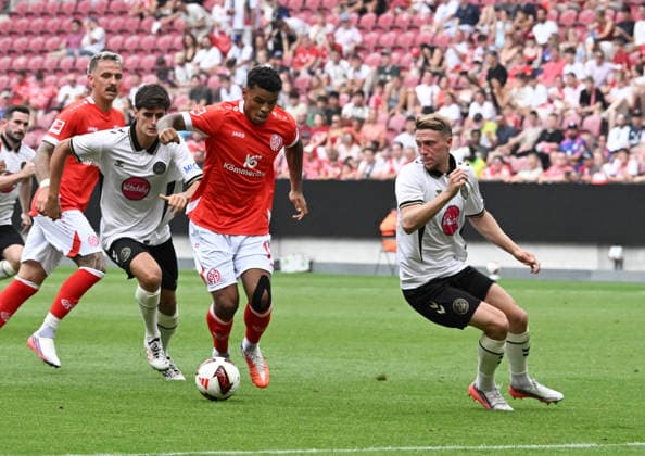 15.08.2026, xsltx, Fussball Testspiel, FSV Mainz 05 - AFC Bournemouth 2. v.l. Ransford Königsdörffer (1. FSV Mainz 05) (DFL DFB REGULATIONS PROHIBIT ANY USE OF PHOTOGRAPHS as IMAGE SEQUENCES and or QUASI-VIDEO) *** August 15, 2026, xsltx, Soccer Friendly Match, FSV Mainz 05 vs. AFC Bournemouth 2 (referee: Ransford Königsdörffer) 1 FSV Mainz 05 DFL DFB REGULATIONS PROHIBIT ANY USE OF PHOTOGRAPHS AS IMAGE SEQUENCES AND OR QUASI-VIDEO