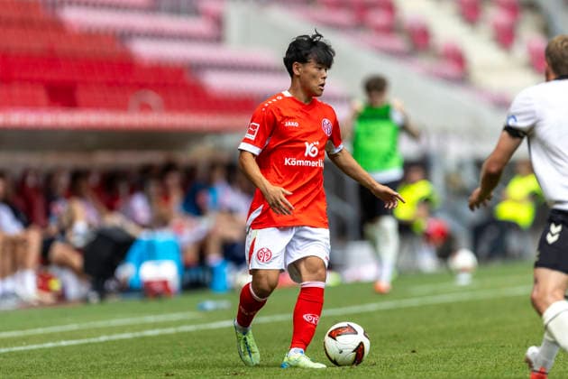 GER, Mainz, Fussball, Testspiel, FSV Mainz 05 vs. AFC Bournemouth im Bild v.l.: Taiyu Yamasaki (FSV Mainz 05 36), Aktion mit Ball 15.08.2026, MEWA-Arena Mainz DFL DFB REGULATIONS PROHIBIT ANY USE OF PHOTOGRAPHS AS IMAGE SEQUENCES AND OR QUASI-VIDEO, *** GER, Mainz, Soccer, Friendly Match, FSV Mainz 05 vs. AFC Bournemouth (pictured, from left): Taiyu Yamasaki, FSV Mainz 05 36, in action with the ball, August 15, 2026, MEWA Arena, Mainz; DFL and DFB regulations prohibit any use of photographs as image sequences and or quasi-video, Copyright: HMBxMedia PaulxFritz