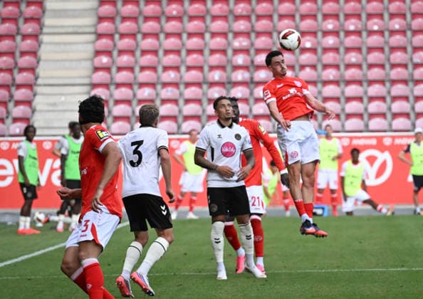 15.08.2026, xsltx, Fussball Testspiel, FSV Mainz 05 - AFC Bournemouth v.re. Anthony Caci (1. FSV Mainz 05) springt am höchsten (DFL DFB REGULATIONS PROHIBIT ANY USE OF PHOTOGRAPHS as IMAGE SEQUENCES and or QUASI-VIDEO) *** August 15, 2026, xsltx, Soccer Friendly Match, FSV Mainz 05 vs. AFC Bournemouth, featuring Anthony Caci 1. FSV Mainz 05 jumps the highest. DFL and DFB regulations prohibit any use of photographs as image sequences and or quasi-video.