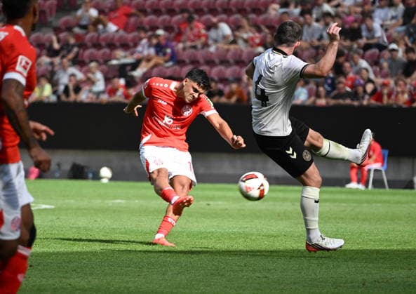 15.08.2026, xsltx, Fussball Testspiel, FSV Mainz 05 - AFC Bournemouth v.l. Schussversuch von Nadiem Amiri (1. FSV Mainz 05), re. Lewis Cook (AFC Bournemouth) (DFL DFB REGULATIONS PROHIBIT ANY USE OF PHOTOGRAPHS as IMAGE SEQUENCES and or QUASI-VIDEO) *** August 15, 2026, xsltx, Soccer Friendly Match, FSV Mainz 05 vs. AFC Bournemouth: Shot attempt by Nadiem Amiri 1 FSV Mainz 05, re Lewis Cook AFC Bournemouth DFL DFB REGULATIONS PROHIBIT ANY USE OF PHOTOGRAPHS AS IMAGE SEQUENCES AND OR QUASI-VIDEO