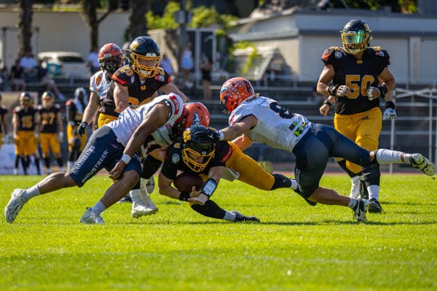 Nicholas Semptimphelter (Munich Cowboys, 09 Quarter Back) tackled by Henri Moudilou (ifm Razorbacks Ravensburg, 10 Linebacker) and Alex Mashak (ifm Razorbacks Ravensburg, 08 Defensive Back) Munich Cowboys vs ifm Razorbacks Ravensburg, American Football, German Football League, Week 15, 2026, 15.08.2026, Munich Dantestadion Bayern Germany Copyright: xPFA SebastianxJustx