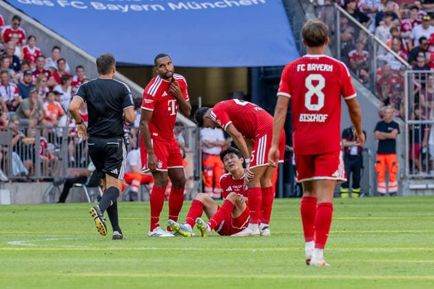 Minjae Kim (FC Bayern Muenchen, 03) mit Schmerzen auf dem Rasen sitzend, Jonathan Tah (FC Bayern Muenchen, 04) und Aleksandar Pavlovic (FC Bayern Muenchen, 45) kuemmern sich um ihn, Robert Hartmann (Schiedsrichter) eilt herbei GER, FC Bayern Muenchen vs. RB Leipzig, Fussball, Telekom-Cup, Testspiel, Spielzeit 2026 2027, 15.08.2026 (DFL DFB REGULATIONS PROHIBIT ANY USE OF PHOTOGRAPHS as IMAGE SEQUENCES and or QUASI-VIDEO). Foto: HMB Media Heike Feiner *** Minjae Kim (FC Bayern Munich, 03), sitting on the field in pain; Jonathan Tah (FC Bayern Munich, 04) and Aleksandar Pavlovic (FC Bayern Munich, 45) tend to him; referee Robert Hartmann (GER) rushes over, FC Bayern Munich vs. RB Leipzig, soccer, Telekom Cup, friendly match, 2026–2027 season, August 15, 2026. DFL and DFB regulations prohibit any use of photographs as image sequences and or quasi-video. Photo: HMB Media, Heike Feiner Copyright: HMBxMedia HeikexFeiner