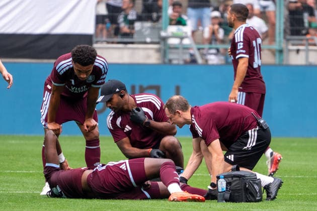 Deutschland: Freundschaftsspiel-Vorbereitung 2026 2027 - Mönchengladbach vs Aston Villa - Borussia-Park-Stadion (Mönchengladbach): liegt mit Schmerzen am Boden Tammy Abraham (Aston Villa,18) muss gewechselt werden Mönchengladbach Borussia-Park-Stadion Deutschland *** Germany Friendly Match, 2026-2027 Season, Mönchengladbach vs. Aston Villa, Borussia Park Stadium, Mönchengladbach; Tammy Abraham of Aston Villa, 18, is lying on the ground in pain and needs to be substituted; Mönchengladbach, Borussia Park Stadium, Germany Copyright: xOrhanxHabashx