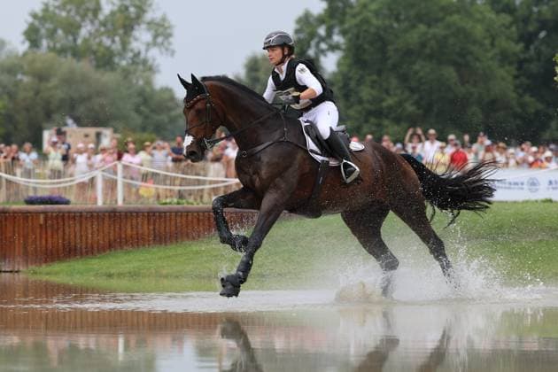 Julia Krajewski (GER, Deutschland, Germany) mit Pferd Uelzeners Nickel, Nickel, Allianz Versicherung, Wasserhindernis , Vielseitigkeit Dressur, FEI Eventing World Championship, WM, Weltmeisterschaft , DHL-Preis, Einzel Mannschaft, Geländeprüfung, Teilprüfung Gelände, Cross Country , AACHEN - FEI World Championships 2026, Weltfest des Pferdesports, Reitsport Weltmeisterschaft 2026, Aachen 2026, Welcome Home 2026, Aachener Soers, 11. bis 23. August 2026, Reitsport, 15.08.2026, Aachen Aachener Soers Deutschland *** Julia Krajewski GER, Germany, riding Uelzeners Nickel, Nickel, Allianz Insurance, water jump, eventing dressage, FEI Eventing World Championship, DHL Prize, individual and team, cross-country, cross-country leg, cross-country, AACHEN FEI World Championships 2026, World Equestrian Festival, 2026 World Equestrian Championships, Aachen 2026, Welcome Home 2026, Aachen Soers, August 11–23, 2026, Equestrian Sports, August 15, 2026, Aachen Soers, Germany