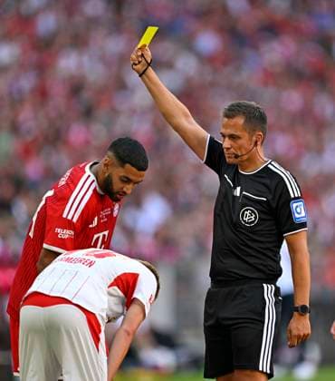 15.08.2026, Fussball Bundesliga 2026 2027, Testspiel Telecom-Cup, FC Bayern München - RB Leipzig, in der Allianz-Arena München, Ismael Saibari (FC Bayern München) sieht die gelbe Karte von Schiedsrichter Robert Hartmann (Deutschland), *** August 15, 2026, 2026–2027 Bundesliga, Telecom Cup Friendly, FC Bayern Munich vs. RB Leipzig, at the Allianz Arena in Munich, Ismael Saibari of FC Bayern Munich is shown a yellow card by referee Robert Hartmann of Germany,