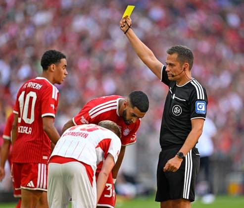 15.08.2026, Fussball Bundesliga 2026 2027, Testspiel Telecom-Cup, FC Bayern München - RB Leipzig, in der Allianz-Arena München, Ismael Saibari (FC Bayern München) sieht die gelbe Karte von Schiedsrichter Robert Hartmann (Deutschland), *** August 15, 2026, 2026–2027 Bundesliga, Telecom Cup Friendly, FC Bayern Munich vs. RB Leipzig, at the Allianz Arena in Munich, Ismael Saibari of FC Bayern Munich is shown a yellow card by referee Robert Hartmann of Germany,