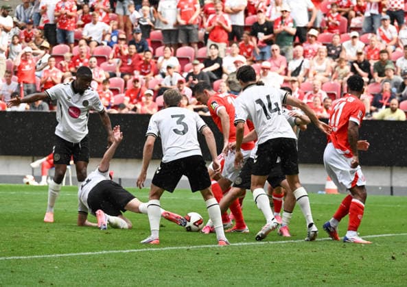 15.08.2026, xsltx, Fussball Testspiel, FSV Mainz 05 - AFC Bournemouth v.l. Vollversammlung im Strafraum von Bournemouth (DFL DFB REGULATIONS PROHIBIT ANY USE OF PHOTOGRAPHS as IMAGE SEQUENCES and or QUASI-VIDEO) *** August 15, 2026, xsltx, soccer friendly match, FSV Mainz 05 vs. AFC Bournemouth – Full crowd in Bournemouth’s penalty area. DFL and DFB regulations prohibit any use of photographs as image sequences and or quasi-video.