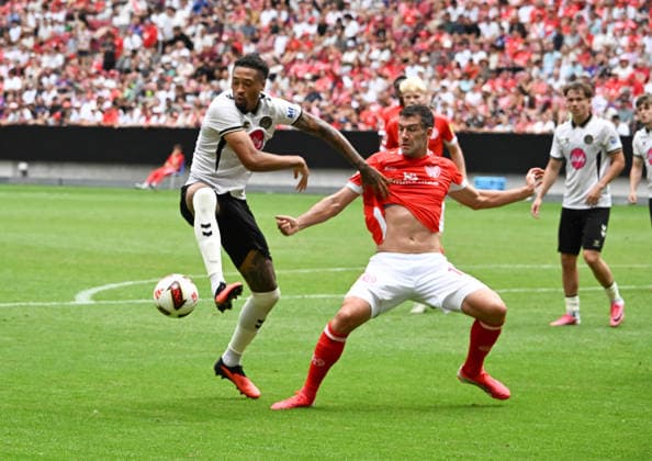 15.08.2026, xsltx, Fussball Testspiel, FSV Mainz 05 - AFC Bournemouth v.l. Daniel Jebbison (AFC Bournemouth), Stefan Bell (1. FSV Mainz 05) (DFL DFB REGULATIONS PROHIBIT ANY USE OF PHOTOGRAPHS as IMAGE SEQUENCES and or QUASI-VIDEO) *** August 15, 2026, xsltx, Soccer Friendly Match, FSV Mainz 05 vs. AFC Bournemouth, Daniel Jebbison (AFC Bournemouth), Stefan Bell 1 FSV Mainz 05 DFL DFB REGULATIONS PROHIBIT ANY USE OF PHOTOGRAPHS AS IMAGE SEQUENCES AND OR QUASI-VIDEO
