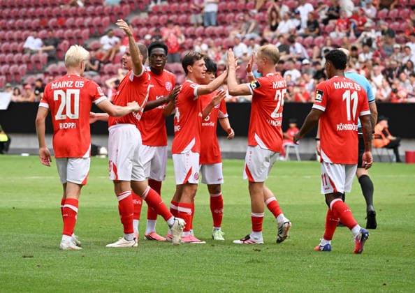 15.08.2026, xsltx, Fussball Testspiel, FSV Mainz 05 - AFC Bournemouth v.l. William Boving (1. FSV Mainz 05 3. v. Re.) trifft zum 2:1 und wird vom Team beglückwünscht (DFL DFB REGULATIONS PROHIBIT ANY USE OF PHOTOGRAPHS as IMAGE SEQUENCES and or QUASI-VIDEO) *** August 15, 2026, xsltx, Soccer Friendly Match, FSV Mainz 05 vs. AFC Bournemouth: William Boving scores the 2-1 goal and is congratulated by the team. DFL and DFB regulations prohibit any use of photographs as image sequences and or QUASI-VIDEO