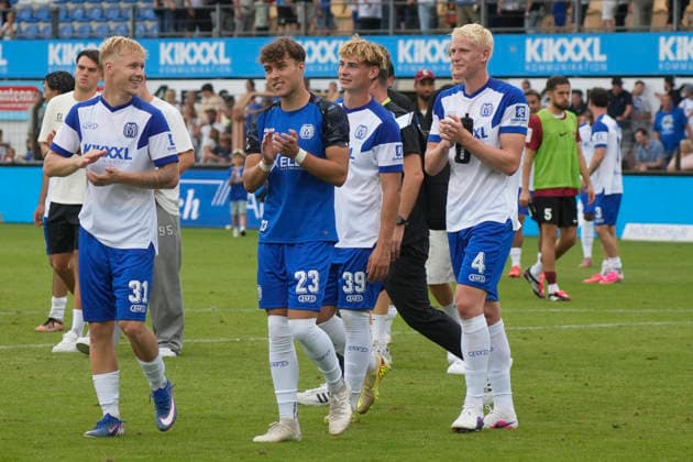 15.08.2026, Hänsch-Arena, Meppen, GER, 3. Liga, 2. Spieltag: SV Meppen vs SG Sonnenhof Großaspach, Applaus für die SVM-Fans, v.l.: Luca Prasse (SV Meppen 31), Niclas Wessels (SV Meppen 23), Florian Bähr (SV Meppen 39) und (SV Meppen 4) DFL REGULATIONS PROHIBIT ANY USE OF PHOTOGRAPHS AS IMAGE SEQUENCES AND OR QUASI-VIDEO. Meppen Niedersachsen Hänsch-Arena *** August 15, 2026, Hänsch Arena, Meppen, GER, 3rd Division, Matchday 2: SV Meppen vs. SG Sonnenhof Großaspach, Applause for the SVM fans, from left: Luca Prasse (SV Meppen 31), Niclas Wessels, SV Meppen 23, Florian Bähr, SV Meppen 39, and SV Meppen 4. DFL regulations prohibit any use of photographs as image sequences and or quasi-video. Meppen, Lower Saxony, Hänsch Arena