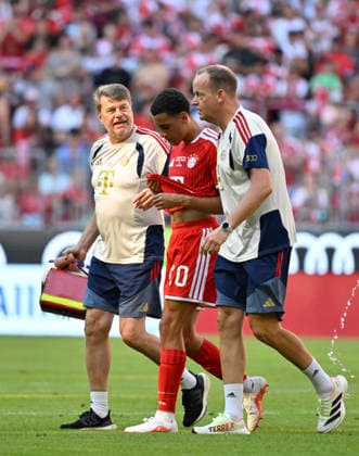 Jamal Musiala FC Bayern Muenchen FCB (10) verletzt Verletzung geht vom Platz Betreuer FC Bayern Muenchen FCB vs RB Leipzig RBL Telekom Cup 15.08.2026 DFL REGULATIONS PROHIBIT ANY USE OF PHOTOGRAPHS AS IMAGE SEQUENCES AND OR QUASI-VIDEO FC Bayern Muenchen FCB vs RB Leipzig RBL *** Jamal Musiala, FC Bayern Munich (FCB), No. 10, injured; leaves the field; FC Bayern Munich (FCB) vs. RB Leipzig (RBL), Telekom Cup, August 15, 2026. DFL regulations prohibit any use of photographs as image sequences and or QUASI-VIDEO FC Bayern Munich FCB vs. RB Leipzig RBL