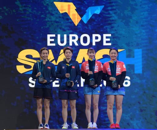 (260815) -- MALMO, Aug. 15, 2026 -- Champions Harimoto Miwa (1st R) Hayata Hina (2nd R) of Japan, runners-up Doo Hoi Kem (2nd L) Ng Wing Lam of China s Hong Kong react during the awarding ceremony after the women s doubles final match at the WTT Europe Smash Sweden 2026 in Malmo, Sweden, Aug. 15, 2026. ) (SP)SWEDEN-MALMO Table tennis, Tischtennis WTT EUROPE SMASH 2026-WOMEN S DOUBLES WengxXinyang 