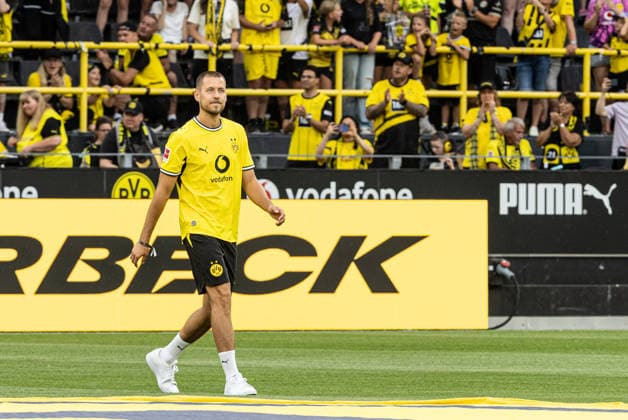 Regionalliga West: Borussia Dortmund II - 1.FC Köln II, 07.08.2026 Waldemar Anton (Borussia Dortmund, 3) bei der offiziellen Vorstellung der Kader für die Saison 2026 27. Regionalliga West: Borussia Dortmund II - 1.FC Köln II, Rote Erde, Dortmund; 07.08.2026 DFB regulations prohibit any use of photographs as image sequences and or quasi video. *** Regionalliga West: Borussia Dortmund II vs. 1. FC Köln II, August 7, 2026. Waldemar Anton of Borussia Dortmund, No. 3, at the official presentation of the rosters for the 2026–27 Regionalliga West season: Borussia Dortmund II vs. 1. FC Köln II, Rote Erde, Dortmund, August 7, 2026. DFB regulations prohibit any use of photographs as image sequences and or quasi-video. Copyright: xBEAUTIFULxSPORTS Buriakovx
