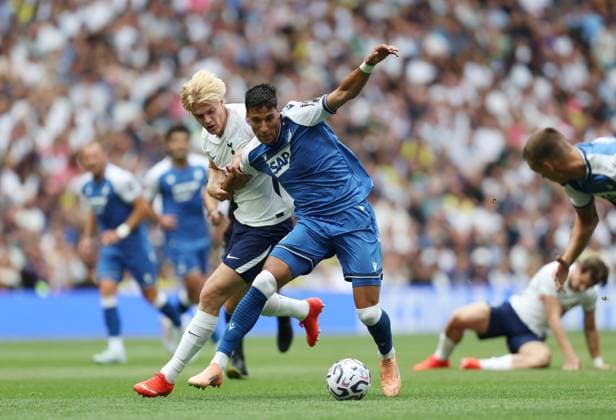 Pre Season Friendly - Tottenham Hotspur v TSG 1899 Hoffenheim LONDON, ENGLAND, AUGUST 15: Adam Daghim of TSG 1899 Hoffenheim battles for the ball with Lucas Bergvall of Tottenham Hotspur during the Pre Season Friendly match between Tottenham Hotspur v TSG 1899 Hoffenheim at Tottenham Hotspur Stadium, London on 15 August. (Photo by Daniel Weir) London Tottenham Hotspur Stadium United Kingdom Copyright: xDanielxWeir SportsxPressxPhotox Sportspressphoto_SPR207052