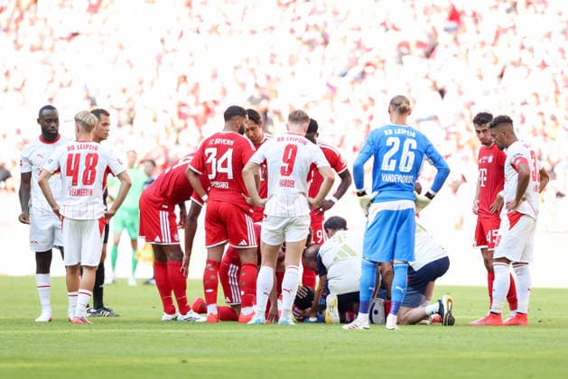 Jamal Musiala (FC Bayern Muenchen, 10) wird behandelt, GER, FC Bayern Muenchen vs. RB Leipzig, Fussball, Telekom Cup, Testspiel, Saison 2026 2027, 15.08.2026, GER, FC Bayern Muenchen vs. RB Leipzig, Fussball, Telekom Cup, Testspiel, Saison 2026 2027, 15.08.2026 Muenchen *** Jamal Musiala, FC Bayern Munich, No. 10, is being treated, GER, FC Bayern Munich vs. RB Leipzig, Soccer, Telekom Cup, Friendly, 2026–2027 Season, August 15, 2026, GER, FC Bayern Munich vs. RB Leipzig, soccer, Telekom Cup, friendly match, 2026–2027 season, August 15, 2026, Munich Copyright: xEibner-Pressefoto JennixMaulx EP_JML
