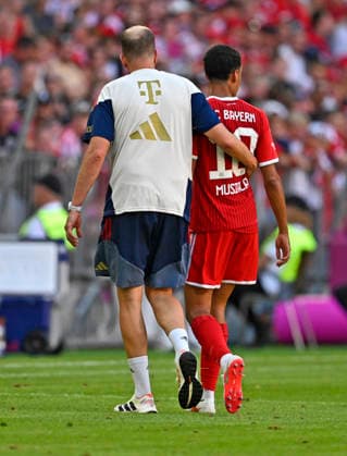 15.08.2026, Fussball Bundesliga 2026 2027, Testspiel Telecom-Cup, FC Bayern München - RB Leipzig, in der Allianz-Arena München, Teamarzt Jochen Hahne (li, FC Bayern München) mit Jamal Musiala (Bayern München) *** August 15, 2026, 2026–2027 Bundesliga, Telecom Cup Friendly, FC Bayern Munich vs. RB Leipzig, at the Allianz Arena in Munich, team doctor Jochen Hahne (left), FC Bayern Munich with Jamal Musiala, Bayern Munich