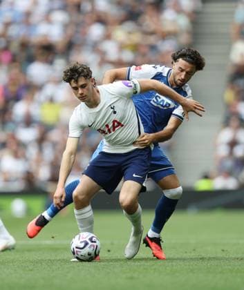 Pre Season Friendly - Tottenham Hotspur v TSG 1899 Hoffenheim LONDON, ENGLAND, AUGUST 15: Archie Gray of Tottenham Hotspur battles for the ball with during the Pre Season Friendly match between Tottenham Hotspur v TSG 1899 Hoffenheim at Tottenham Hotspur Stadium, London on 15 August. (Photo by Daniel Weir) London Tottenham Hotspur Stadium United Kingdom Copyright: xDanielxWeir SportsxPressxPhotox Sportspressphoto_SPR207055