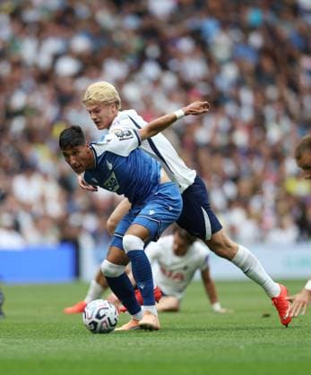 Pre Season Friendly - Tottenham Hotspur v TSG 1899 Hoffenheim LONDON, ENGLAND, AUGUST 15: Adam Daghim of TSG 1899 Hoffenheim battles for the ball with Lucas Bergvall of Tottenham Hotspur during the Pre Season Friendly match between Tottenham Hotspur v TSG 1899 Hoffenheim at Tottenham Hotspur Stadium, London on 15 August. (Photo by Daniel Weir) London Tottenham Hotspur Stadium United Kingdom Copyright: xDanielxWeir SportsxPressxPhotox Sportspressphoto_SPR207063