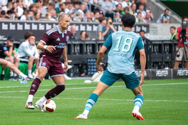 Deutschland: Freundschaftsspiel-Vorbereitung 2026 2027 - Mönchengladbach vs Aston Villa - Borussia-Park-Stadion (Mönchengladbach): Matty Cash (Aston Villa, 2) Zweikampf, Spielszene, Duell, duel, tackle, tackling, Dynamik, Action, Aktion gegen Shuto Machino (Borussia Mönchengladbach,18) Mönchengladbach Borussia-Park-Stadion Deutschland *** Germany Friendly Match, 2026-2027 Pre-Season, Mönchengladbach vs. Aston Villa, Borussia Park Stadium, Mönchengladbach, Matty Cash, Aston Villa, 2 tackle, game scene, duel, tackle, tackling, dynamic, action, play against Shuto Machino, Borussia Mönchengladbach, 18 Mönchengladbach, Borussia Park Stadium, Germany Copyright: xOrhanxHabashx
