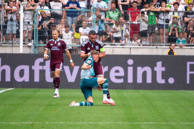 Deutschland: Freundschaftsspiel-Vorbereitung 2026 2027 - Mönchengladbach vs Aston Villa - Borussia-Park-Stadion (Mönchengladbach): John McGinn (Aston Villa,7) gefault von Robin Hack (Borussia Mönchengladbach,24) Ärger, Emotionen, Gestik, Geste, gestikuliert Mönchengladbach Borussia-Park-Stadion Deutschland *** Germany Friendly Match, 2026-2027 Season, Mönchengladbach vs. Aston Villa, Borussia Park Stadium, Mönchengladbach. John McGinn (Aston Villa), No. 7, fouled by Robin Hack (Borussia Mönchengladbach), No. 24. Frustration, emotions, gestures, gesture, gesticulating, Mönchengladbach, Borussia Park Stadium, Germany Copyright: xOrhanxHabashx