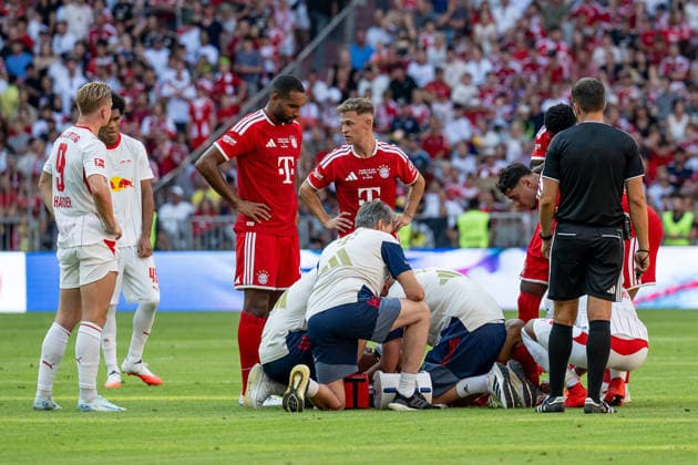 Grosse Sorge um Jamal Musiala (FC Bayern Muenchen, 10), der hier verletzt auf dem Rasen liegt und behandelt werden muss, Joshua Kimmich (FC Bayern Muenchen, 06) spricht mit Jonathan Tah (FC Bayern Muenchen, 04) GER, FC Bayern Muenchen vs. RB Leipzig, Fussball, Telekom-Cup, Testspiel, Spielzeit 2026 2027, 15.08.2026 (DFL DFB REGULATIONS PROHIBIT ANY USE OF PHOTOGRAPHS as IMAGE SEQUENCES and or QUASI-VIDEO). Foto: HMB Media Heike Feiner *** Serious concern for Jamal Musiala (FC Bayern Munich, 10), who is lying injured on the field and needs medical attention; Joshua Kimmich (FC Bayern Munich, 06) speaks with Jonathan Tah (FC Bayern Munich, 04 GER), FC Bayern Munich vs. RB Leipzig, soccer, Telekom Cup, friendly match, 2026–2027 season, August 15, 2026 DFL DFB REGULATIONS PROHIBIT ANY USE OF PHOTOGRAPHS AS IMAGE SEQUENCES AND OR QUASI-VIDEO Photo: HMB Media, Heike Feiner Copyright: HMBxMedia HeikexFeiner