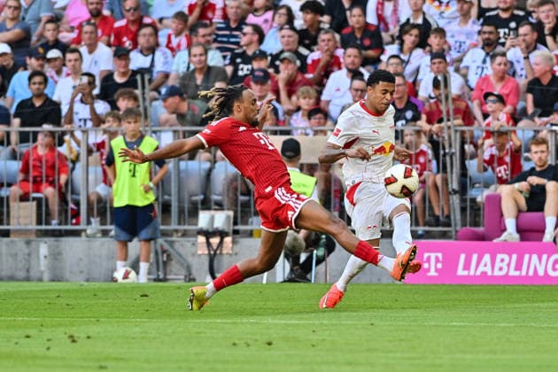 Telekom Cup 2026; FC Bayern München - RB Leipzig; 15.08.2026 MUNICH, GERMANY - 15. AUGUST: im Duell Sascha BOEY (FC Bayer Munich 23) und Ayodele THOMAS (RB Leipzig 21) während dem Match des Telekom Cups 2026 zwischen dem FC Bayern München und RB Leipzig in der Allianz Arena *** Telekom Cup 2026: FC Bayern Munich vs. RB Leipzig, August 15, 2026, MUNICH, GERMANY, August 15, featuring Sascha BOEY (FC Bayern Munich, No. 23) and Ayodele THOMAS (RB Leipzig, No. 21) during the 2026 Telekom Cup match between FC Bayern Munich and RB Leipzig at the Allianz Arena Copyright: xBEAUTIFULxSPORTS Goldbergx