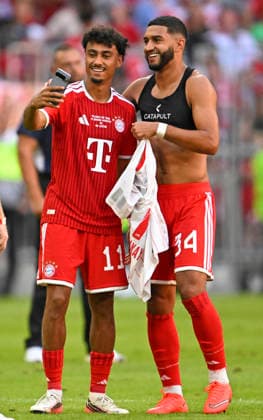 15.08.2026, Fussball Bundesliga 2026 2027, Testspiel Telecom-Cup, FC Bayern München - RB Leipzig, in der Allianz-Arena München, v.l. Nathaniel Brown (FC Bayern München) und Ismael Saibari (FC Bayern München) freuen sich nach dem Spiel. *** August 15, 2026, 2026–2027 Bundesliga, Telecom Cup Friendly, FC Bayern Munich vs. RB Leipzig, at the Allianz Arena in Munich; from left: Nathaniel Brown (FC Bayern Munich) and Ismael Saibari (FC Bayern Munich) celebrate after the game