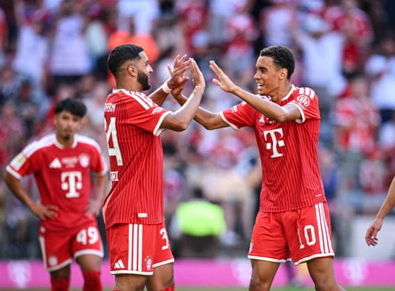 Fussball 1. Bundesliga 2026 2027 15.08.2026 Telekom Cup 2026 FC Bayern Muenchen - RB Leipzig JUBEL FC Bayern Muenchen; Torschuetze zum 3-1 Jamal Musiala (re) klatscht Ismael Saibari (li) ab *** Soccer, Bundesliga 1, 2026–2027, August 15, 2026, Telekom Cup 2026, FC Bayern Munich vs. RB Leipzig, CELEBRATION: FC Bayern Munich s 3–1 goal scorers—Jamal Musiala (right) high-fives Ismael Saibari (left)