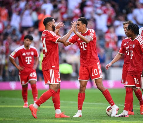 Fussball 1. Bundesliga 2026 2027 15.08.2026 Telekom Cup 2026 FC Bayern Muenchen - RB Leipzig JUBEL FC Bayern Muenchen; Torschuetze zum 3-1 Jamal Musiala klatscht Ismael Saibari ab, Joshua Kimmich und Wisdom Mike (v.li.) *** Soccer 1 Bundesliga 2026–2027 August 15, 2026 Telekom Cup 2026 FC Bayern Munich RB Leipzig CELEBRATION FC Bayern Munich Goal scorers in the 3–1 win: Jamal Musiala high-fives Ismael Saibari, Joshua Kimmich and Wisdom Mike (from left)