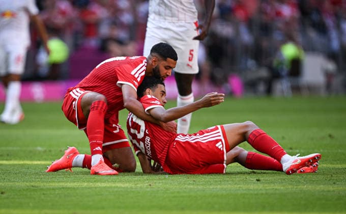 Fussball 1. Bundesliga 2026 2027 15.08.2026 Telekom Cup 2026 FC Bayern Muenchen - RB Leipzig Jamal Musiala (re, FC Bayern Muenchen) kippt kurz nach seinem Tor zum 3-1 um Ismael Saibari (li, FC Bayern Muenchen) haelt ihn. *** Soccer, Bundesliga 1, 2026–2027, August 15, 2026, Telekom Cup 2026, FC Bayern Munich vs. RB Leipzig, Jamal Musiala (right), FC Bayern Munich, celebrates briefly after scoring his goal to make it 3–1 past Ismael Saibari (left), FC Bayern Munich holds him