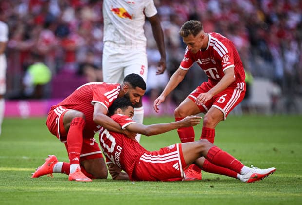 Fussball 1. Bundesliga 2026 2027 15.08.2026 Telekom Cup 2026 FC Bayern Muenchen - RB Leipzig Jamal Musiala (re, FC Bayern Muenchen) kippt kurz nach seinem Tor zum 3-1 um Ismael Saibari (li, FC Bayern Muenchen) haelt ihn, Joshua Kimmich (re, FC Bayern Muenchen) *** Soccer 1 Bundesliga 2026–2027 August 15, 2026 Telekom Cup 2026 FC Bayern Munich RB Leipzig Jamal Musiala (right), FC Bayern Munich celebrates shortly after scoring his goal to make it 3–1 against Ismael Saibari (left), FC Bayern Munich holds him back; Joshua Kimmich (right), FC Bayern Munich